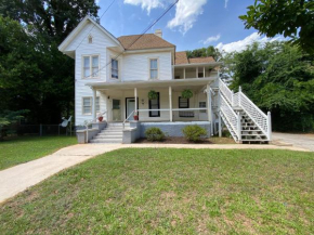 64-B Remodeled 3 Bedroom Apt near the Downtown Square